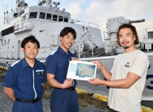 宮古島海上保安部へ潮流データを提供した高田さん（右）＝20日、平良港