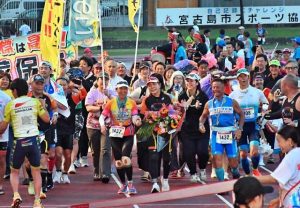  第39回大会のゴールシーン。今大会も感動のゴールが見られるだろう＝２０２５年４月21日、市陸上競技場（資料写真）