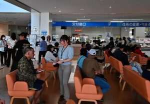 職員が停電の影響を説明しながら来庁者に対応した＝17日、市役所