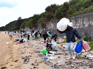 漂着ごみを拾い集める参加者＝５日、狩俣東部海岸