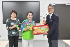 宮城教育長（右）に交通安全マスコットを手渡す本永支部長＝２日、市役所