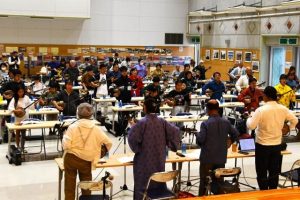 宮古民謡保存協会の会員らが一斉に三線の演奏を行った＝８日、伊良部公民館