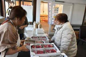 来店した市民らが「とちあいか」を購入していた物産展＝15日、島の駅みやこ
