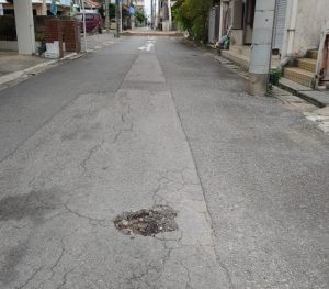 市道に空いた穴（市道路建設課提供）
