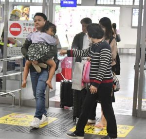 旧十六日祭を前日に控え、家族らが帰省客を出迎える光景が見られた＝３日、宮古空港