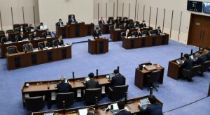 25年度一般会計補正予算案などを可決した市議会3月定例回＝11日、市議会議場