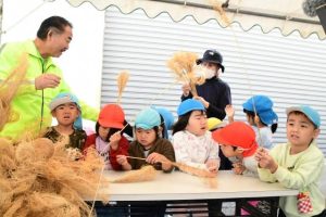 防犯協会員や署員と一緒にほうきを作る園児たち＝14日、宮古島署