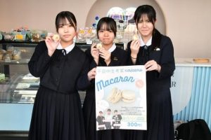 オリジナルマカロンを販売する（右から）濱川さん、長濱さん、仲間さん＝18日、ｍｉｃａｍｏ