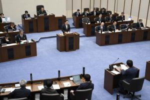 先進技術活用型住宅整備事業について答弁する石川部長＝19日、市議会議場