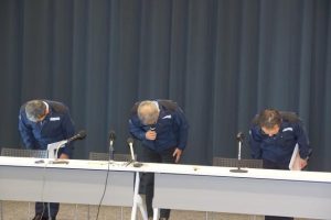 長時間にわたる停電で市民生活に影響を与えたことを謝罪した＝17日、浦添市の沖縄電力本店