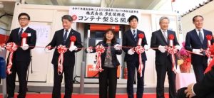 知念代表（左から３人目）ら関係者がテープカットでコンテナ型給油所の開所を祝った＝２日、多良間給油所（提供）