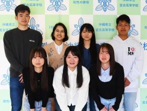 大学合格を報告した生徒の皆さん＝11日、宮古高校