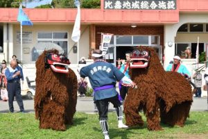 伝統の獅子舞で集落の厄を払った「旧二十日正月祭」＝８日、城辺比嘉