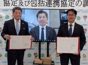 災害時における応急仮設住宅建設に関する協定および包括連携協定を締結した(左から)伊良皆村長、原田理事、新垣社長=18日、多良間村役場