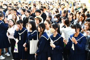 合格者の受験番号から自分の番号を探す受験生たち＝17日、宮高