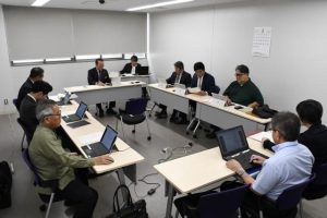 付託された９議案を原案通り可決した経済工務委員会＝５日、市議会委員会室