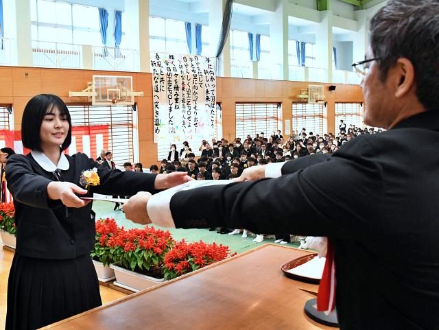 決意胸に学びやに別れ