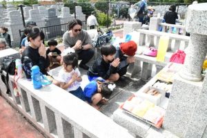 先祖に手を合わせて供養が行われた旧十六日祭＝４日、宮古島メモリアルパーク