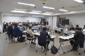 25年度一般会計補正予算案などを審査する委員たち＝５日、市議会全員協議会室