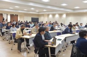 市や県の担当者から宿泊税の徴収事務について説明を受ける宿泊施設の職員ら＝10日、市役所