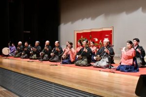 幕開けを飾った「かぎやで風節」＝15日、市未来創造センター多目的ホール