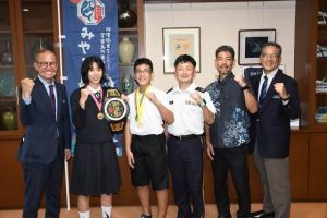 （左から）嘉数市長に今年度の活動成果を報告した星七さん、凛々人さんら＝６日、市役所