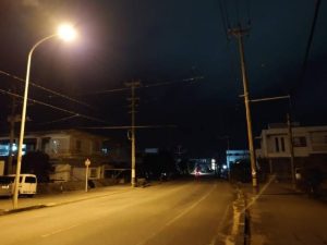 街灯が消えて夜間は暗い状況となっている国道３９０号＝３日