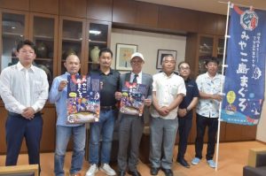 嘉数市長（中央）に活動を報告した井上組合長（右から３人目）と漁協のメンバー＝５日、市役所