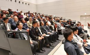 多くの市民らが参加して講話に聞き入っていた＝10日、市未来創造センター多目的ホール